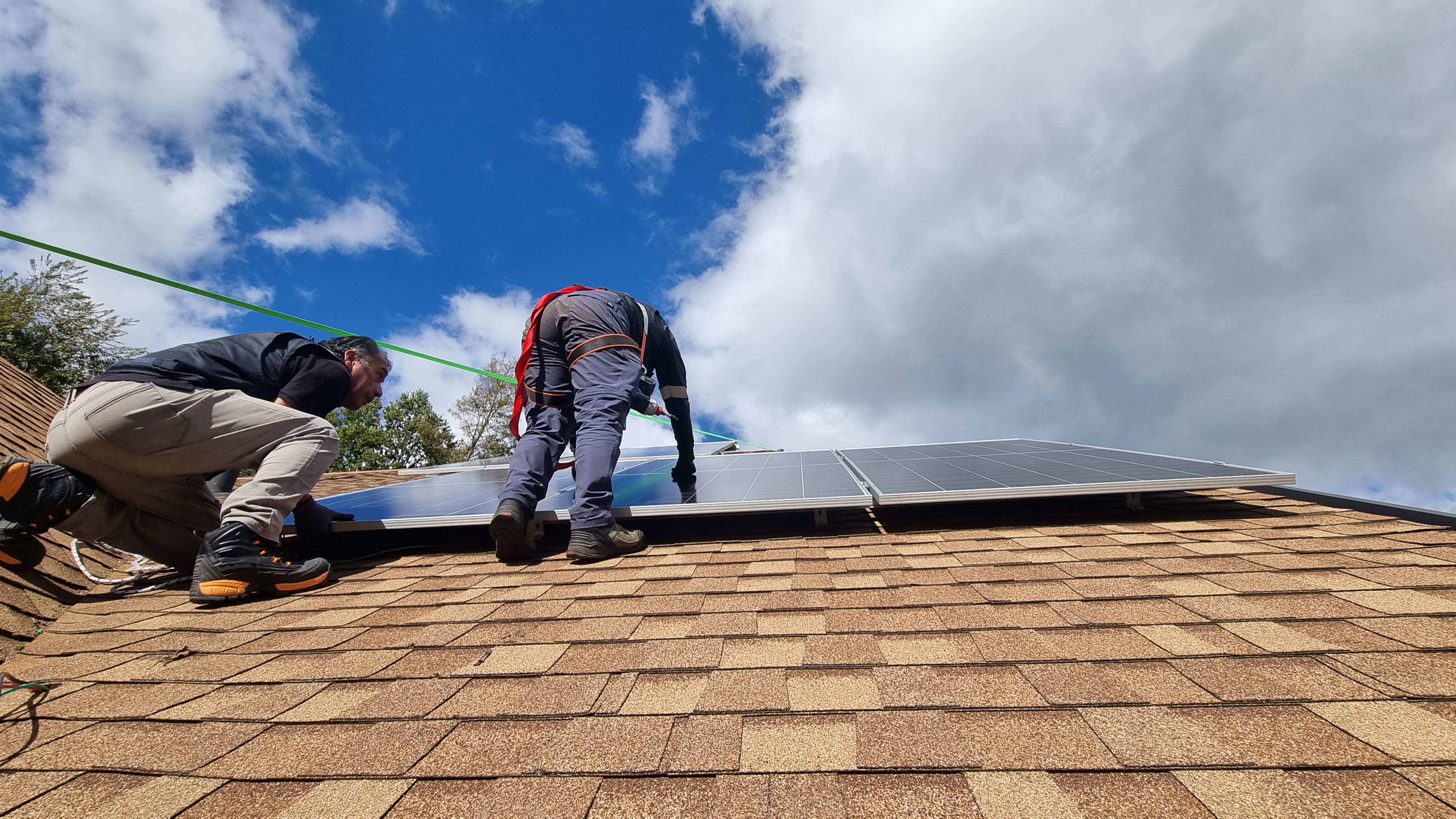 Equipo de Origen Solar instalando paneles